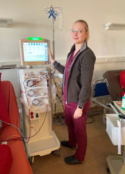 Sandra zeigt unsere medizinischen Geräte