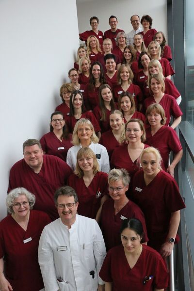 Das ganze Team im Treppenaufgang