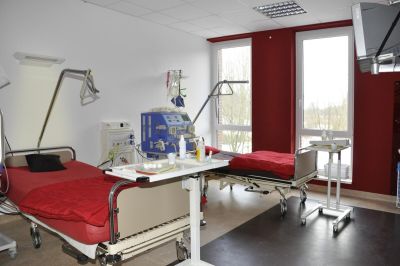 Ein weiterer Blickwinkel eines Stationszimmer mit Betten