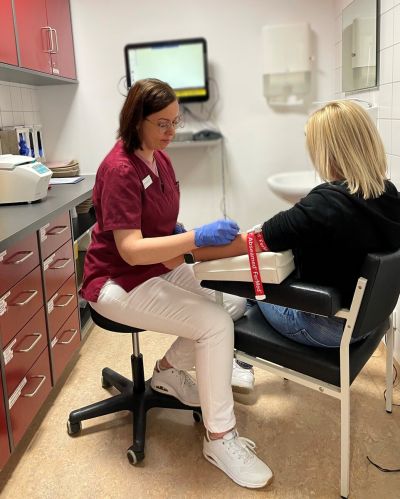 Blutabnahme an einer Patientin im Labor