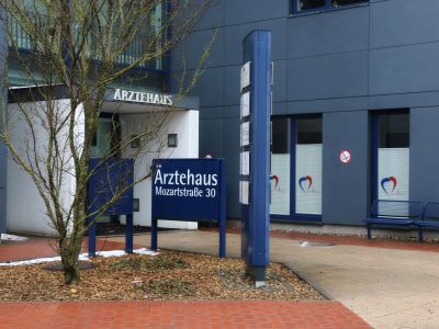 Der Eingang des Ärztehaus an der Mozartstraße von außen