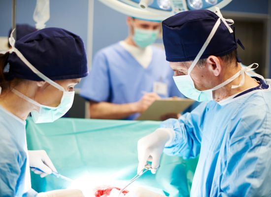Symbolbild einer Transplantation und Nachsorge
