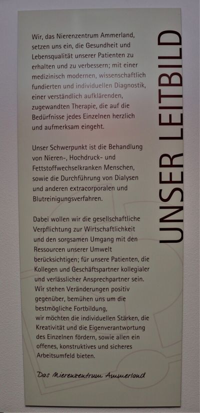 Ein Schild mit dem Text des Leitbilds des Nierenzentrum Ammerland